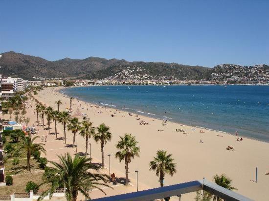 Apartamentos Playa La Perola Ρόζες Εξωτερικό φωτογραφία